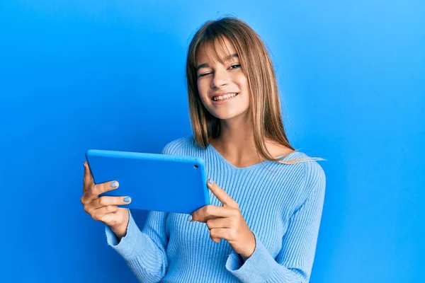 Teenager Kaukasischen Mädchen Mit Touchpad Gerät Zwinkert Die Kamera Mit — Stockfoto