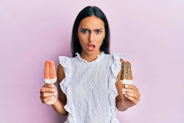 Молодая Брюнетка Арабская Женщина Держит Мороженое Шоковой Морде Выглядит Скептически — стоковое фото