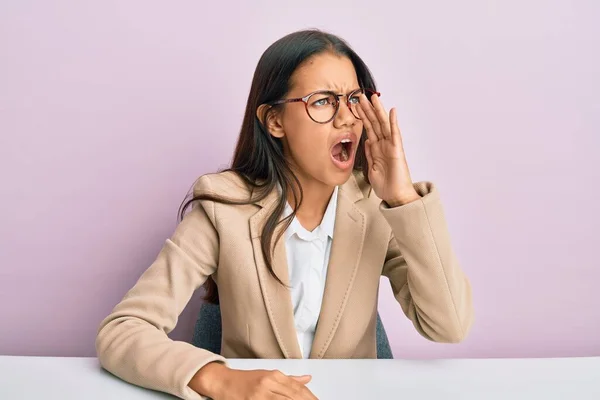 Hermosa Mujer Hispana Trabajando Oficina Gritando Gritando Fuerte Lado Con — Foto de Stock