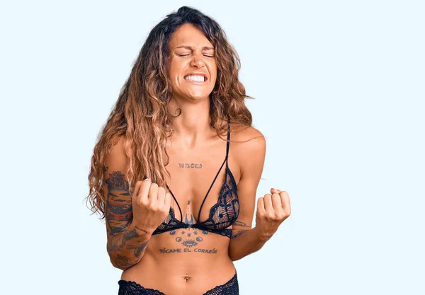 Jonge Latijns Amerikaanse Vrouw Met Tatoeage Draagt Lingerie Erg Blij — Stockfoto