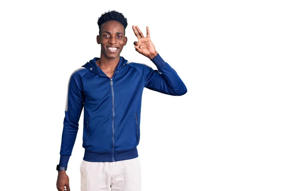 スポーツウェアを身に着けている若いアフリカ系アメリカ人の男性は手と指でOkサインをします 成功した表現 — ストック写真