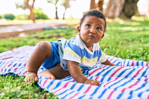 Adorable Niño Afroamericano Sentado Césped Parque — Foto de Stock