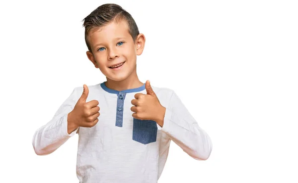 Adorabile Ragazzo Caucasico Con Indosso Abiti Casual Segno Successo Facendo — Foto Stock