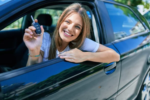 Ung Vacker Blond Kvinna Ler Glad Sitter Vid Bilen Och — Stockfoto