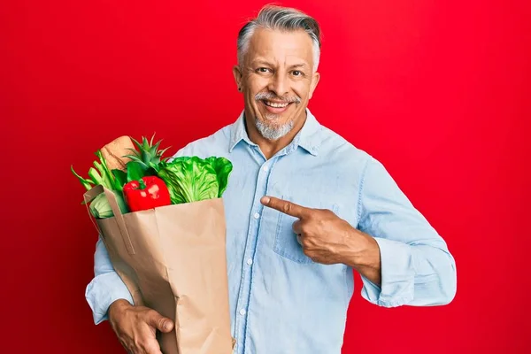Hombre Pelo Gris Mediana Edad Sosteniendo Bolsa Papel Con Pan —  Fotos de Stock