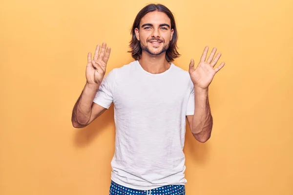 Jonge Knappe Man Draagt Casual Kleding Tonen Wijzen Met Vingers — Stockfoto