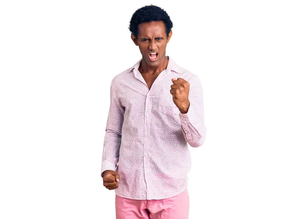 Homem Bonito Africano Vestindo Camisa Rosa Casual Irritado Louco Levantando — Fotografia de Stock