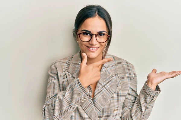 Ung Brunett Kvinna Bär Business Jacka Och Glasögon Förvånad Och — Stockfoto