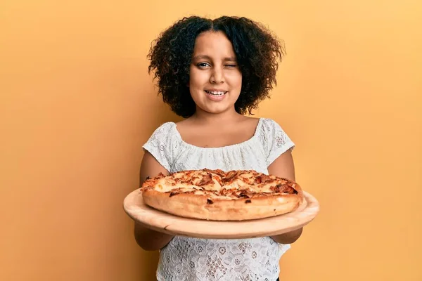 Fiatal Lány Afro Haj Gazdaság Olasz Pizza Kacsintás Néz Kamera — Stock Fotó