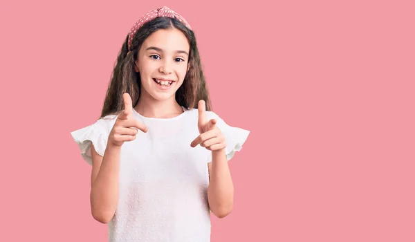 Aranyos Spanyol Kislány Alkalmi Fehér Pólóban Ujjal Mutogatva Kamerára Boldog — Stock Fotó