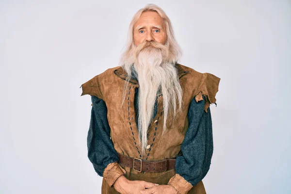 Старик Седыми Волосами Длинной Бородой Традиционном Костюме Викинга Расслабленный Серьезным — стоковое фото