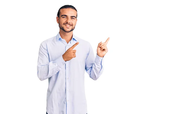 Joven Hombre Guapo Con Ropa Trabajo Sonriendo Mirando Cámara Apuntando — Foto de Stock