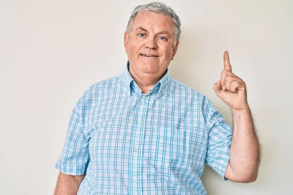 Hombre Pelo Gris Mayor Con Ropa Casual Apuntando Con Dedo —  Fotos de Stock