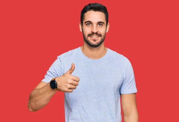 Fiatal Spanyol Férfi Alkalmi Ruhát Visel Boldog Hüvelykujjával Felemeli Kezét — Stock Fotó