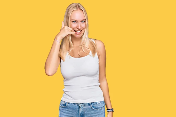 Mladá Blondýnka Neformálním Stylu Košilí Bez Rukávů Usmívající Mávající Rukama — Stock fotografie