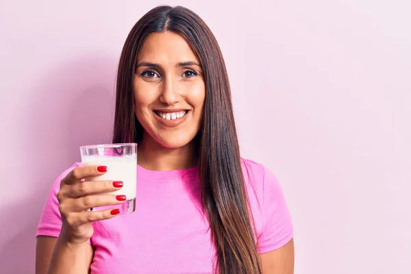 Ung Vacker Brunett Kvinna Dricka Glas Mjölk Ser Positiv Och — Stockfoto