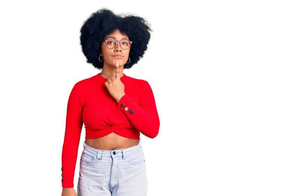 Chica Afroamericana Joven Con Ropa Casual Gafas Pensando Concentrado Duda —  Fotos de Stock