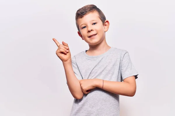 Lindo Niño Rubio Con Ropa Casual Sonriendo Feliz Señalando Con — Foto de Stock