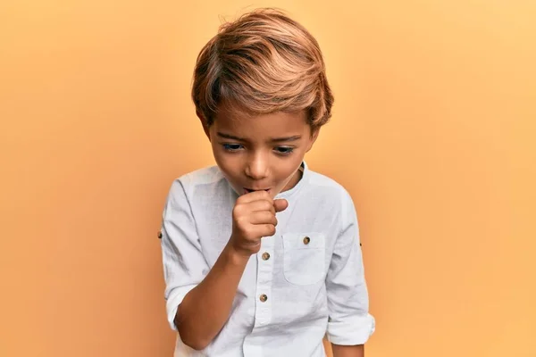 Adorabile Bambino Latino Che Indossa Vestiti Casual Sensazione Malessere Tosse — Foto Stock