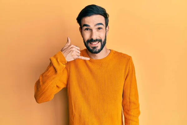 Молодий Іспаномовний Чоловік Повсякденному Одязі Посміхається Робити Телефонний Жест Рукою — стокове фото