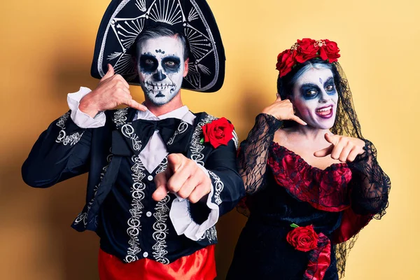 Sarıya Boyanmış Meksika Kostümlü Genç Bir Çift Telefonda Konuşurken Gülümsüyor — Stok fotoğraf