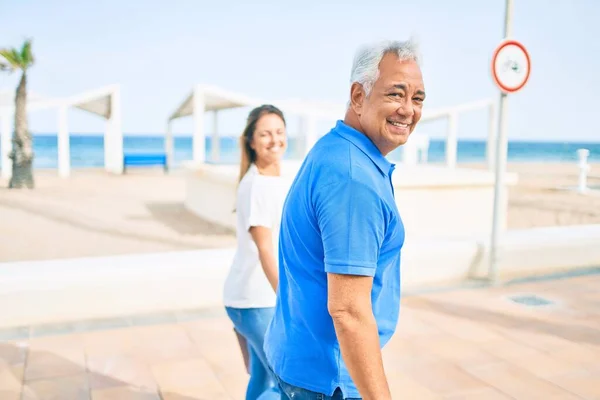 Hispanisches Paar Mittleren Alters Lächelt Glücklich Auf Der Promenade — Stockfoto