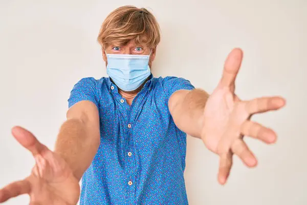 Junger Blonder Mann Mit Medizinischer Maske Der Mit Offenen Armen — Stockfoto