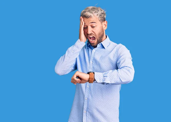 Jovem Homem Loiro Bonito Vestindo Camisa Elegante Olhando Para Relógio — Fotografia de Stock