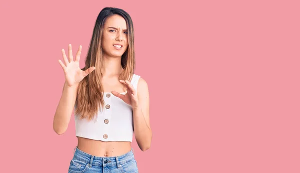 Menina Bonita Nova Vestindo Casual Sem Mangas Shirt Expressão Enojada — Fotografia de Stock