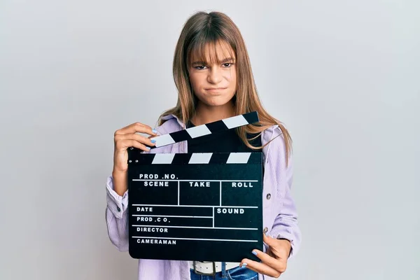 Teenager Caucasico Ragazza Possesso Video Film Clapboard Scettico Nervoso Accigliato — Foto Stock