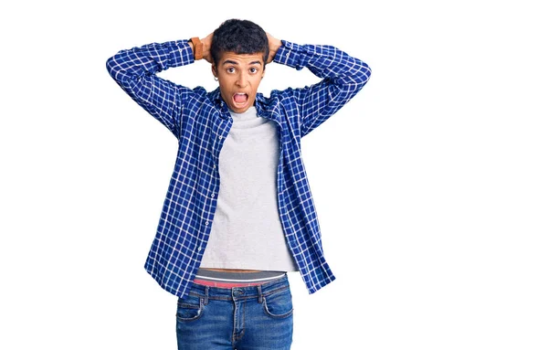 Junger Afrikanisch Amerikanischer Mann Lässiger Kleidung Verrückt Und Verängstigt Mit — Stockfoto