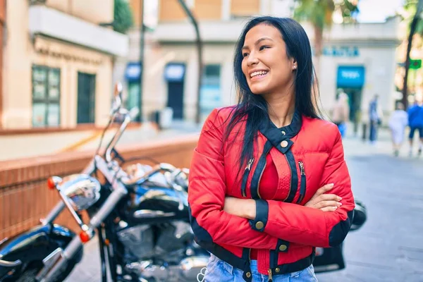 Ung Latinamerikansk Kvinna Ler Glad Stående Över Motorcykel Staden — Stockfoto