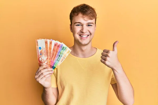 Jonge Blanke Man Met Philippine Peso Bankbiljetten Glimlachend Vrolijk Positief — Stockfoto