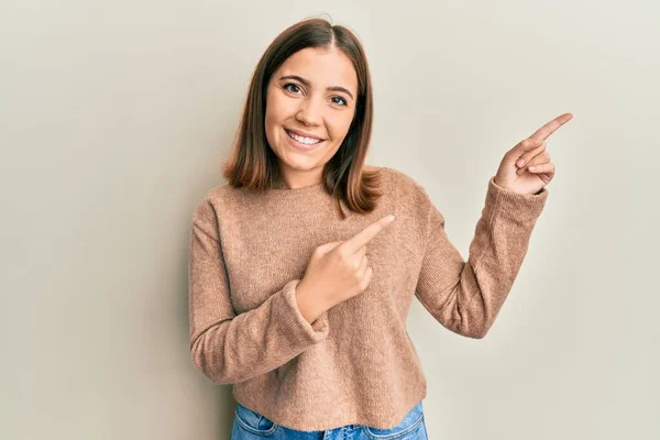 Jeune Belle Femme Portant Des Vêtements Décontractés Souriant Regardant Caméra — Photo