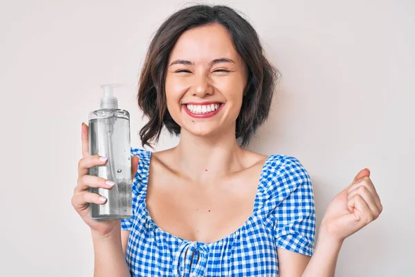 Young Beautiful Woman Holding Hand Sanitizer Gel Screaming Proud Celebrating — 图库照片