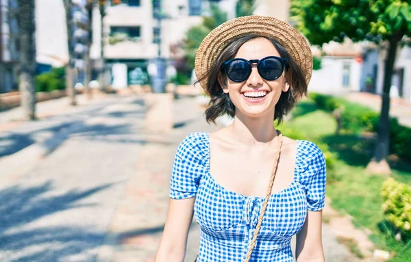 Jovem Menina Bonita Sorrindo Feliz Andando Rua Cidade — Fotografia de Stock