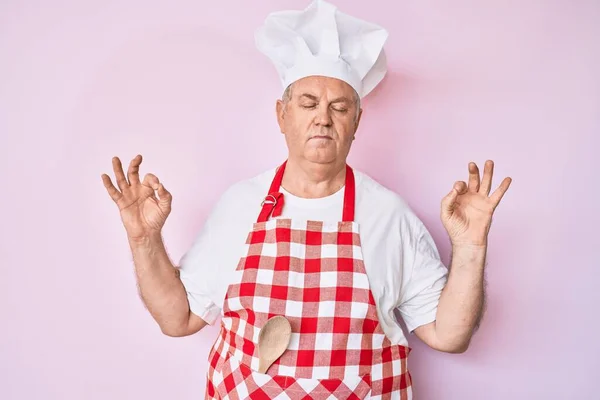 Senior Hombre Pelo Gris Con Delantal Panadero Profesional Relajarse Sonreír —  Fotos de Stock