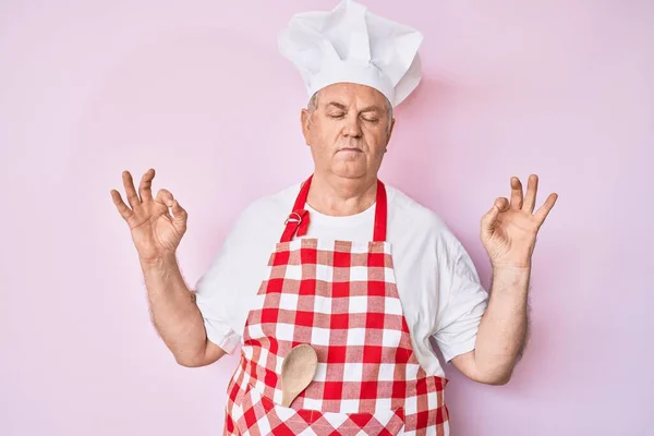 Homme Âgé Aux Cheveux Gris Portant Tablier Boulanger Professionnel Détendre — Photo