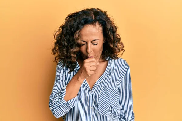 Donna Ispanica Mezza Età Che Indossa Abiti Casual Sensazione Malessere — Foto Stock