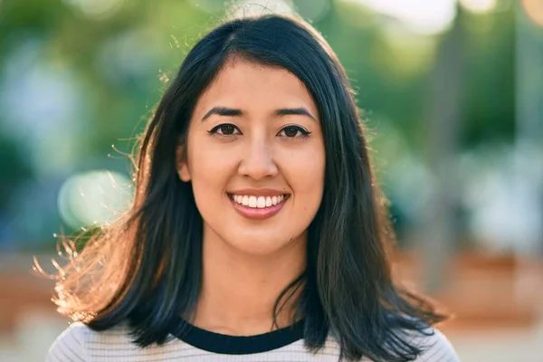 Joven Mujer Hispana Sonriendo Feliz Caminando Parque —  Fotos de Stock