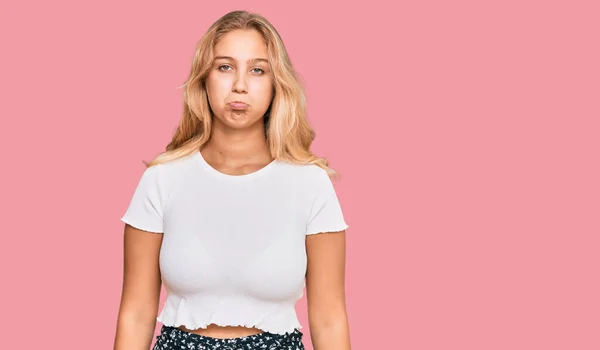 Joven Chica Rubia Con Camiseta Blanca Casual Deprimida Preocupada Por — Foto de Stock
