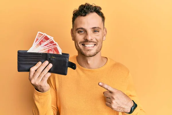 Joven Hombre Hispano Sosteniendo Billetera Con Shekels Israelel Sonriendo Feliz —  Fotos de Stock