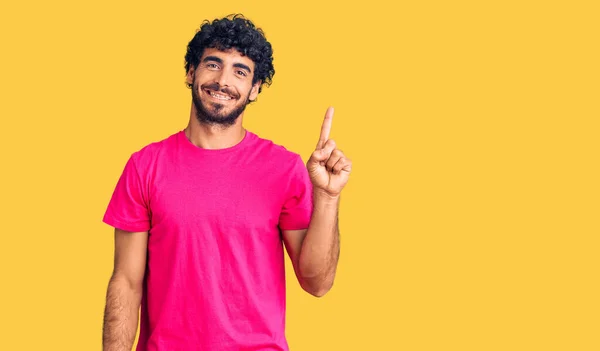 Jovem Bonito Com Cabelo Encaracolado Urso Vestindo Camiseta Rosa Casual — Fotografia de Stock