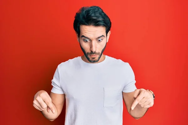 Mladý Hispánec Nenucené Bílé Košili Ukazuje Prstem Dolů Reklamou Překvapenou — Stock fotografie