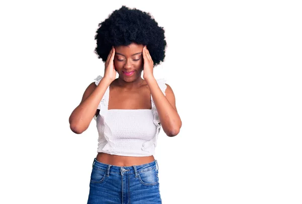 Mujer Afroamericana Joven Que Usa Ropa Casual Con Mano Cabeza —  Fotos de Stock