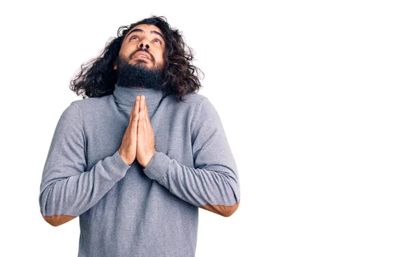 Junger Arabischer Mann Lässiger Kleidung Bettelt Und Betet Mit Händen — Stockfoto