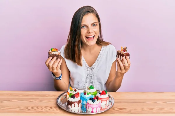 Jonge Blanke Vrouw Met Cake Plakjes Glimlachend Hard Lachend Omdat — Stockfoto
