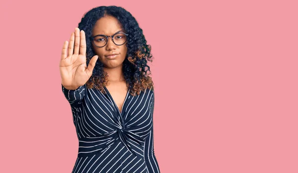 Junge Afroamerikanerin Lässiger Kleidung Und Brille Die Mit Der Hand — Stockfoto