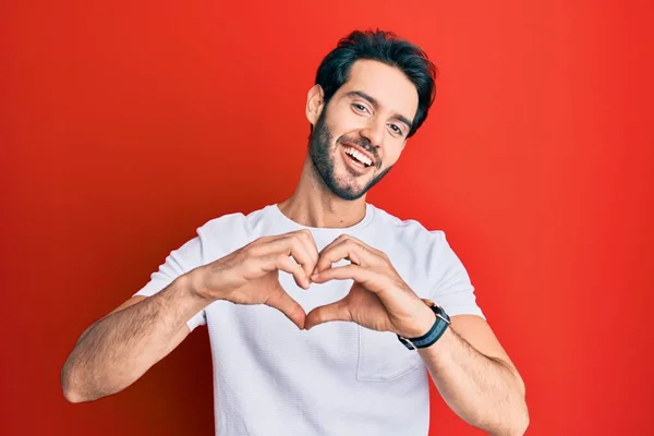 Joven Hombre Hispano Vistiendo Camiseta Blanca Casual Sonriendo Amor Haciendo — Foto de Stock