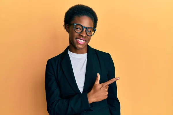 Jong Afrikaans Amerikaans Meisje Dragen Business Jas Bril Glimlachen Vrolijk — Stockfoto